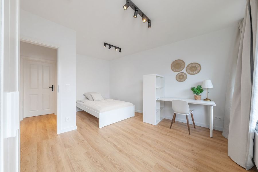 WG-Zimmer mit Schreibtisch